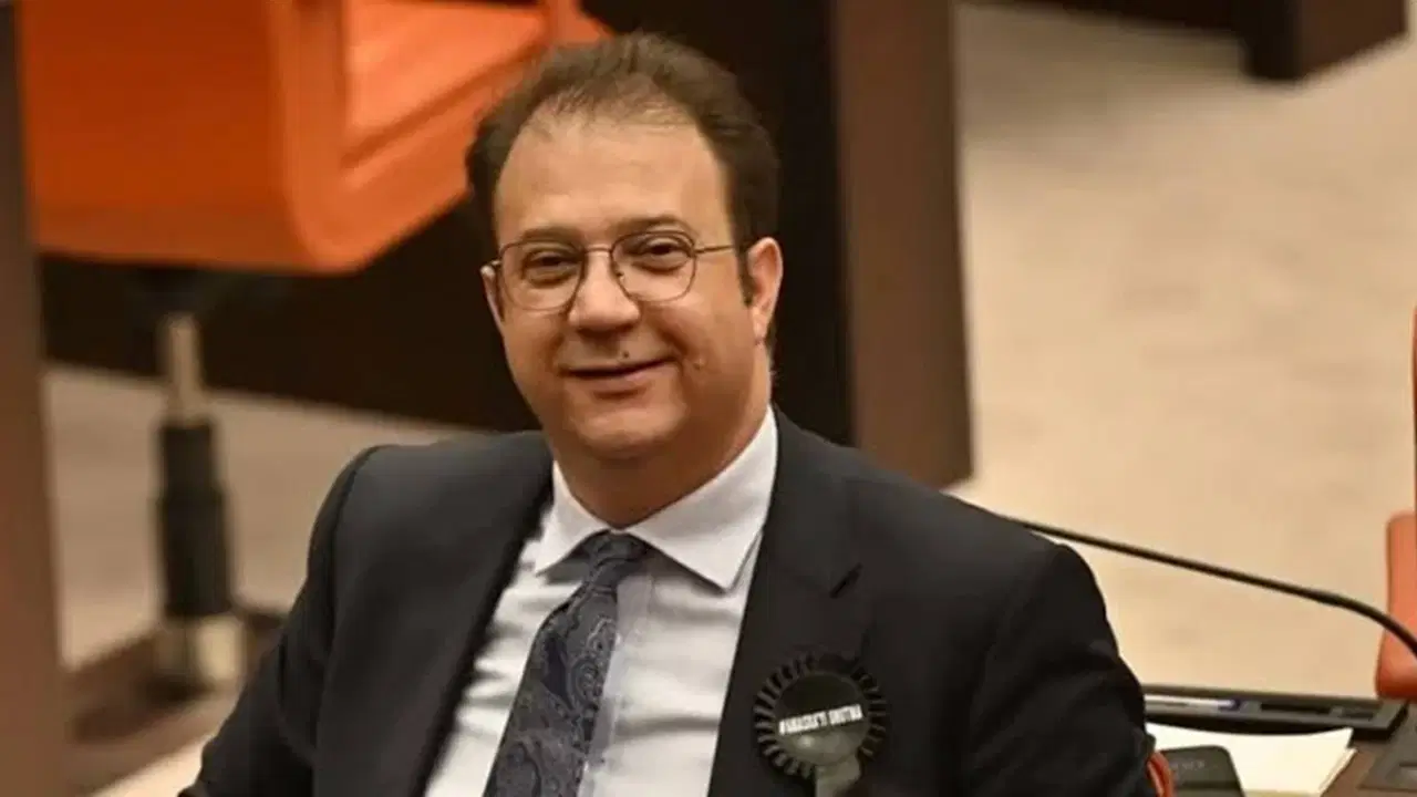 Ardahan Valisi’ni ‘taytla’ hedef alan CHP’li Alp, YENİ Parti’ye nereden saldıracağını şaşırdı: ‘Retro bitince önce cuma namazına sonra kulübe gidiyorlar’ Haber gorseli