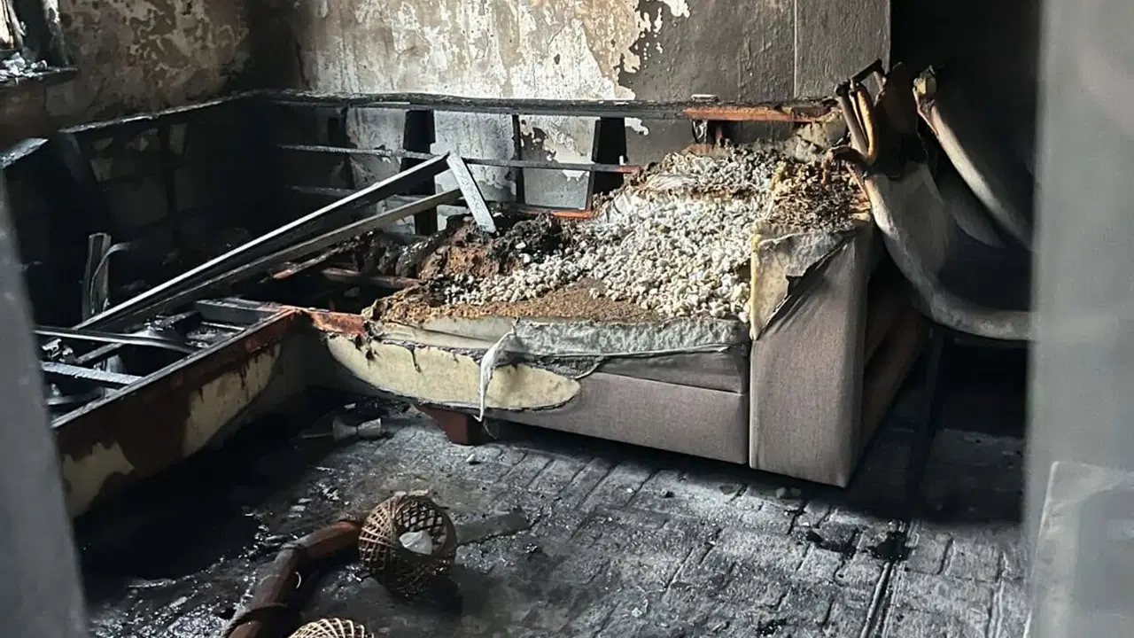 Erkek dehşeti! Evi ateşe verdi: Anne ve 2 kızı banyoya sığınarak kurtuldu Img